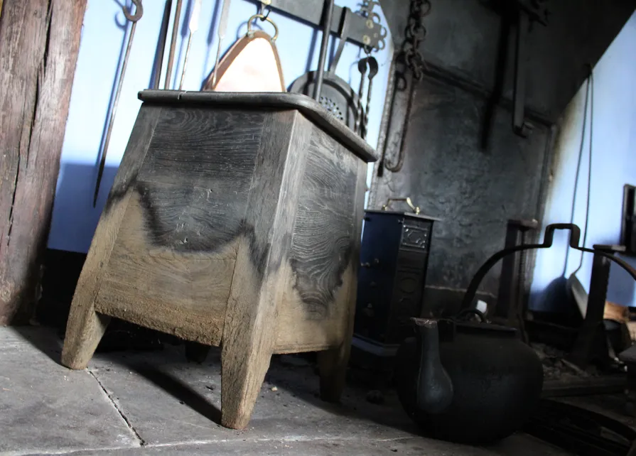 Coffre tabouret destiné à conserver le gros sel à côté du foyer.