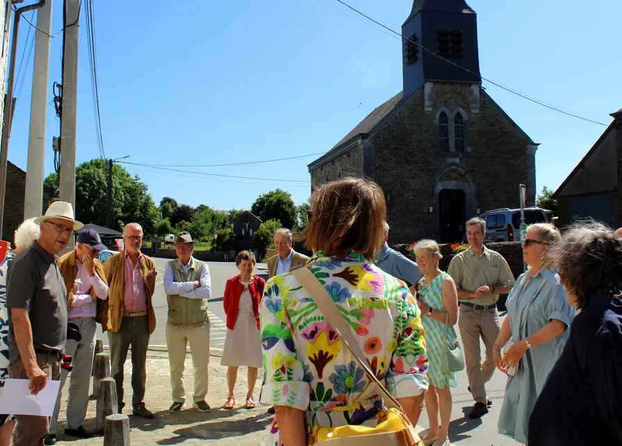 Accueil des participants devant la Blanche Maison à Nisramont Gilles Pirlot de Corbion accueille les membres de l’Association Royale des Demeures Historiques et Jardins de Belgique devant la Blanche Maison le 3 juillet 2025 Ⓒ 2025 CC BY-NC 4.0 Louise van de Werve