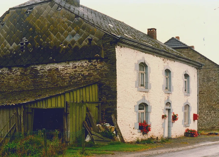 Photographie de la façade avant et de la façade latérale gauche de la Blanche Maison retrouvée par le Centre de Documentation de l'Agence wallonne du Patrimoine © SPW / AWaP