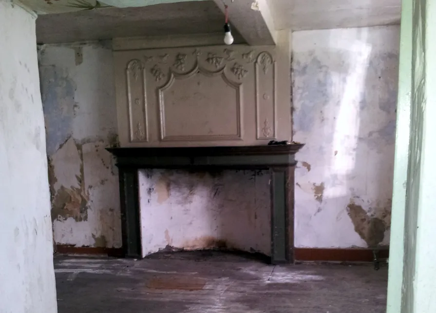 Belle salle de la Blanche Maison avec son trumeau en stuc avant sa rénovation, telle qu'elle était en date du 07 août 2011 lors de son acquisition Ⓒ 2025 CC BY-NC 4.0 Gilles Pirlot de Corbion
