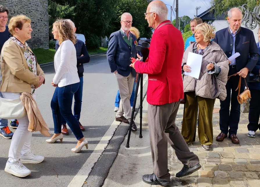 Gilles Pirlot de Corbion accueille les invités à l’inauguration officielle de la Blanche Maison. Christophe Thiry, Christiane Collinet, Coralie Bonnet, Hubert de Biolley, Gilles Pirlot de Corbion, Martine Delvoye, Emmanuel et Sabine Rogman avant l’inauguration officielle de la Blanche Maison le 13 septembre 2025 à Nisramont Ⓒ 2025 CC BY-NC 4.0 Didier Misson