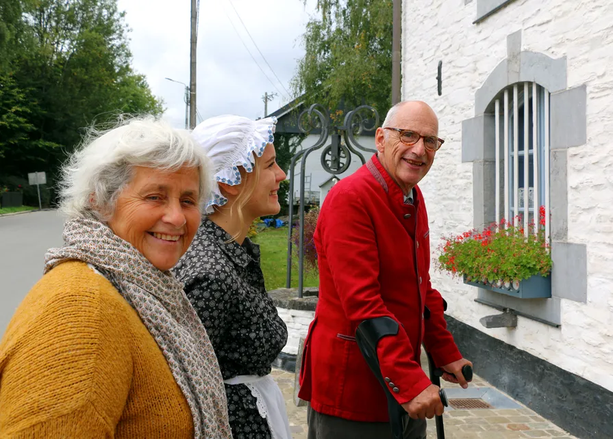Gilles Pirlot de Corbion entame une nouvelle guidée. Ⓒ 2025 CC BY-NC 4.0 Didier Misson Anne-Catherine Pirlot de Corbion, Jennifer Sonck et Gilles Pirlot de Corbion sur le seuil de la Blanche Maison