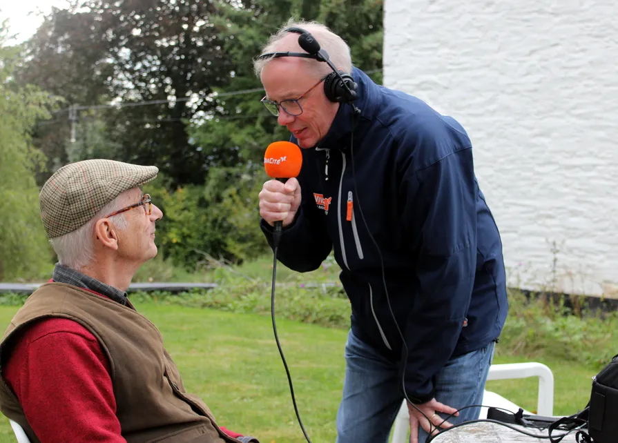 Gilles Pirlot de Corbion explique que la Blanche Maison est, depuis son inauguration 10 jours plus tôt, un musée ouvert au public. Le journaliste de la RTBF Jean-Marc Decerf, animateur de Luxembourg Matin et chroniqueur à l’émission Les Ambassadeurs, donne la parole en direct à Gilles Pirlot de Corbion dans le jardin de la Blanche Maison le 23 septembre 2025. Ⓒ 2025 CC BY-NC 4.0 Gilles Pirlot de Corbion