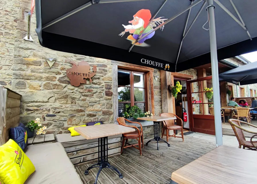 La taverne ardennaise Le Rustique propose un vaste choix de bières disponibles au fût et en bouteille. Ⓒ 2025 CC BY-NC 4.0 Didier Misson Terrasse et entrée de la taverne ardennaise Le Rustique