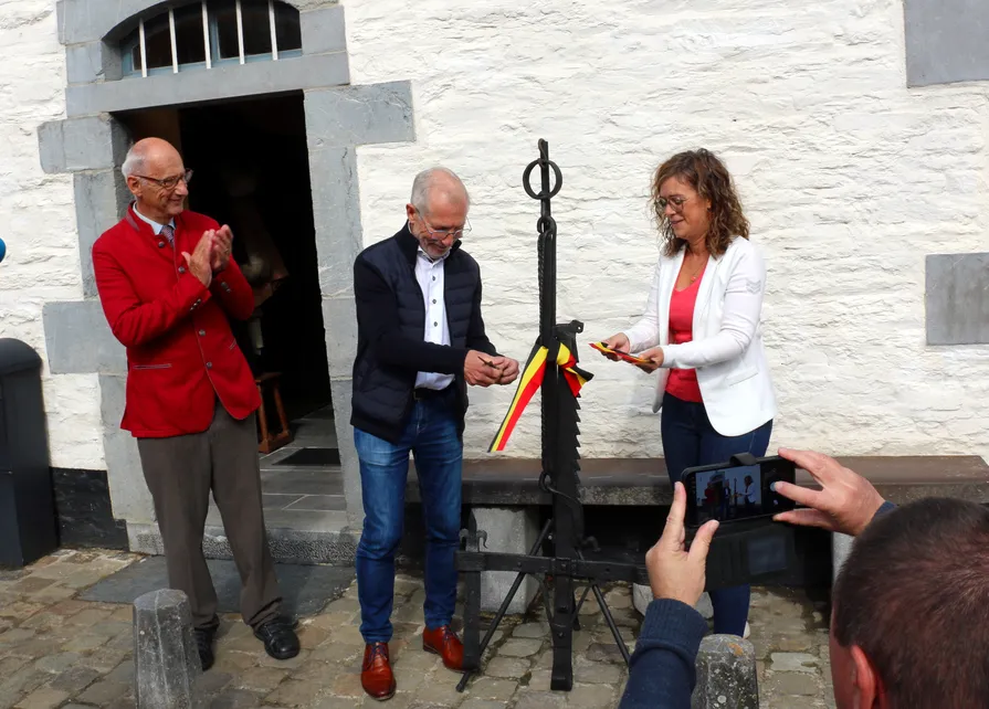 Gilles Pirlot de Corbion, Coralie Bonnet et Jean-Pierre Dardenne inaugurent officiellement la Blanche Maison Gilles Pirlot de Corbion (conservateur du musée de Nisramont et Président de la fondation La Blanche Maison), Coralie Bonnet (Députée provinciale et Présidente du Collège provincial de la Province de Luxembourg) et Jean-Pierre Dardenne (Bourgmestre de La Roche-en-Ardenne) inaugurent officiellement la Blanche Maison le 13 septembre 2025 à Nisramont Ⓒ 2025 CC BY-NC 4.0 Didier Misson