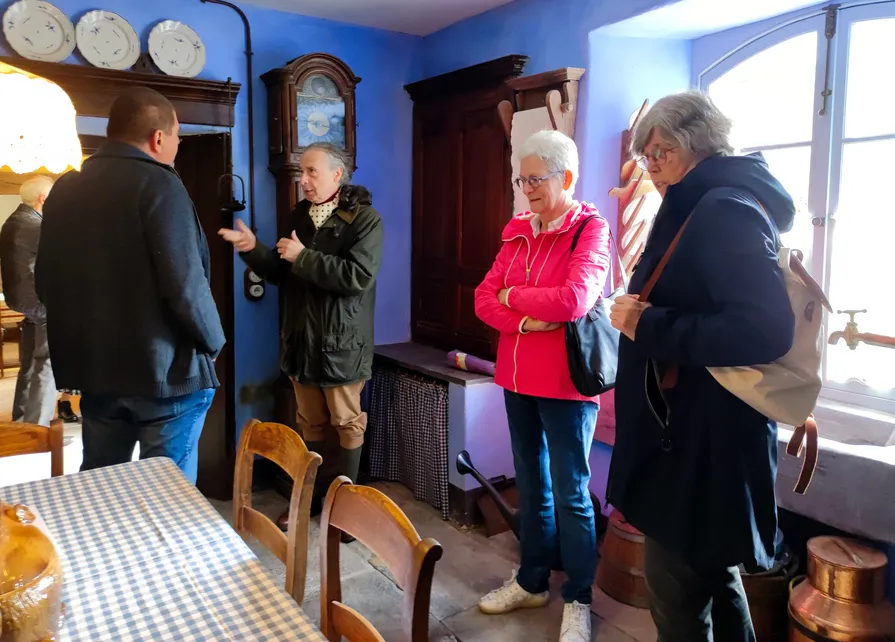 L’écrivain Jean-Luc Duvivier de Fortemps guide l’historien Jean-Michel Bodelet et deux invitées dans la cuisine de la Blanche Maison le jour de son inauguration. Ⓒ 2025 CC BY-NC 4.0 Didier Misson L’historien Jean-Michel Bodelet, l’écrivain Jean-Luc Duvivier de Fortemps et deux invitées dans la cuisine de la Blanche Maison le jour de son inauguration