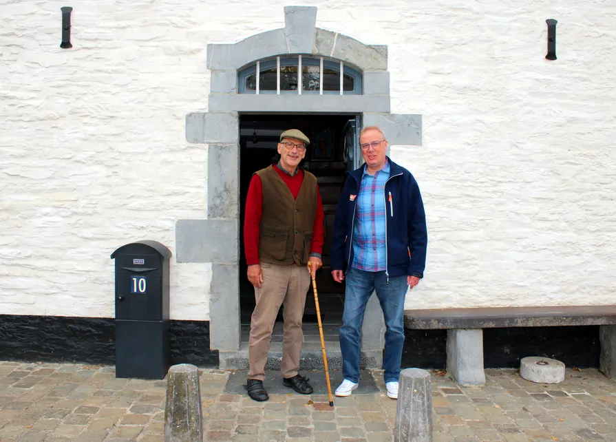 Gilles Pirlot de Corbion et Jean-Marc Decerf avant l'interview diffusée en direct sur les ondes de la RTBF. Ⓒ 2025 CC BY-NC 4.0 Gilles Pirlot de Corbion Gilles Pirlot de Corbion et Jean-Marc Decerf devant la Blanche Maison, le 23 septembre 2025, avant une interview diffusée en direct sur Vivacité
