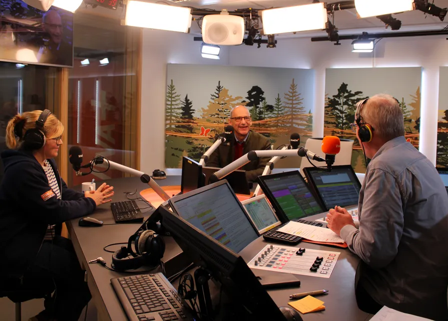 Gilles Pirlot de Corbion répond aux journalistes Anne Lemaire et Jean-Marc Decerf depuis les studios de la RTBF à Libramont. Les journalistes Anne Lemaire et Jean-Marc Decerf invitent Gilles Pirlot de Corbion à s’exprimer en direct lors de l’émission Luxembourg Matin, diffusée sur Vivacité, depuis les studios de la RTBF à Libramont le 30 septembre 2025. Ⓒ 2025 CC BY-NC 4.0 Gilles Pirlot de Corbion