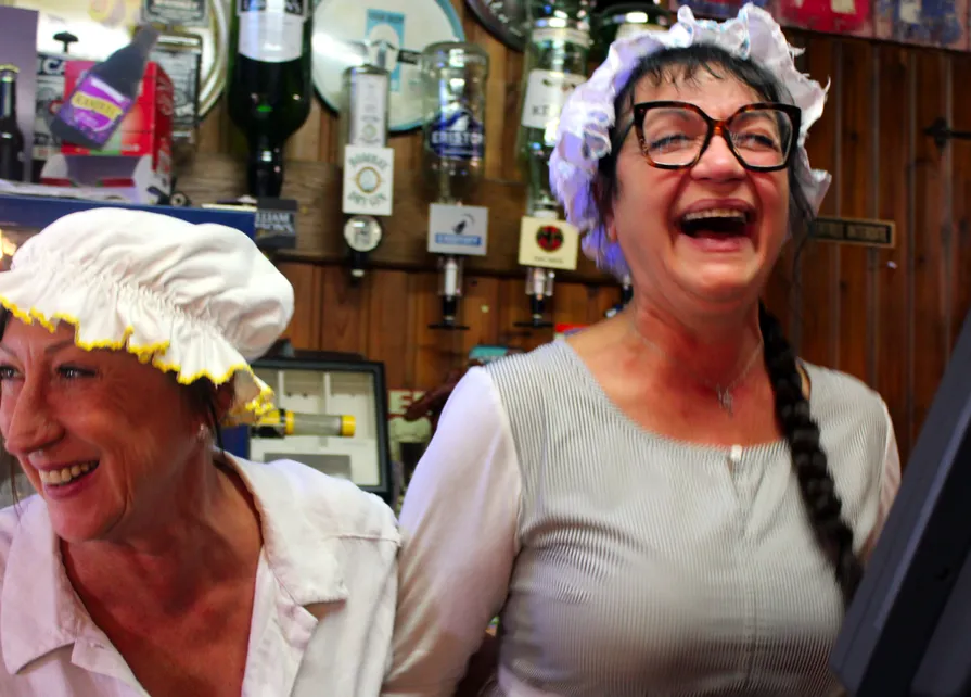 La Blanche Maison a noué un partenariat en octobre 2024 avec Le Rustique, la taverne ardennaise qui jouxte le musée de Nisramont, le lieu parfait pour le verre de l’amitié après l’inauguration officielle de la Blanche Maison Verre de l’amitié à la taverne ardennaise Le Rustique, bonne maison connue en Ardenne belge pour l’accueil proverbial de la patronne des lieux, après l’inauguration officielle de la Blanche Maison Ⓒ 2025 CC BY-NC 4.0 Didier Misson