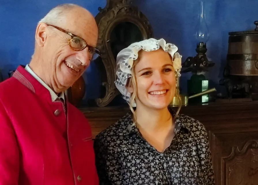 Jennifer Sonck est la fille d’Alexandra, la patronne de la taverne ardennaise Le Rustique, et elle a enfin pu se libérer pour participer à cette seconde visite. Gilles Pirlot de Corbion en compagnie de Jennifer Sonck dans la cuisine de la Blanche Maison lors de la seconde visite guidée après la réception Ⓒ 2025 CC BY-NC 4.0 Didier Misson