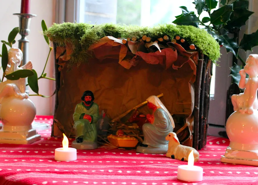 Crèche traditionnelle ardennaise de 1953, aimablement prêtée par Annie Duterme, exposée lors du goûter de Noël à Nisramont le 20 décembre 2025. Ⓒ 2025 CC BY-NC 4.0 Gilles Pirlot de Corbion