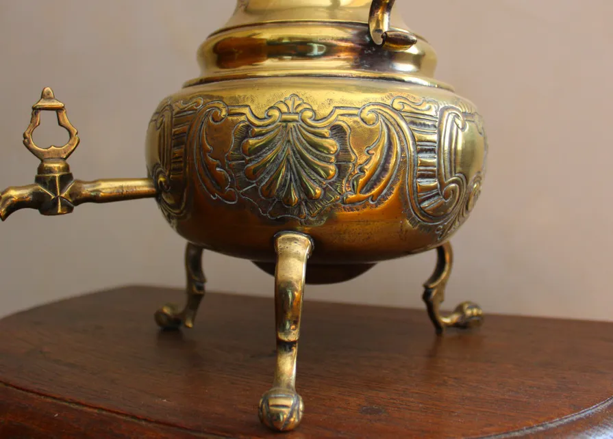 La dinanderie est une technique de façonnage d'objets en laiton par fonte et martelage.