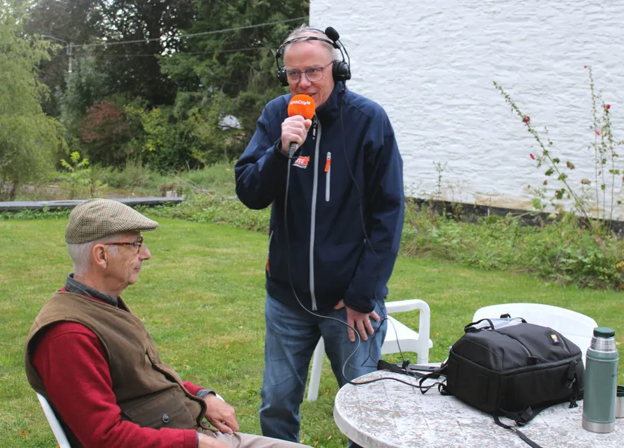 Le jardin de la Blanche Maison est un espace bien entretenu qui permet de recevoir des invités dans un cadre agréable.