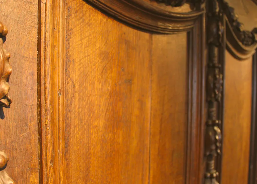 La Blanche Maison expose des meubles ardennais du XVIIIe siècle, pièces profanes et religieuses, témoins d'un savoir-faire artisanal d'exception.