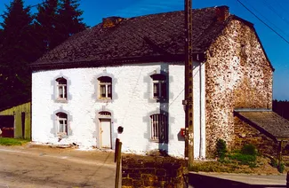Photographie de la façade avant de La Blanche Maison produite par le Centre de Documentation de l'Agence wallonne du Patrimoine © SPW / AWaP