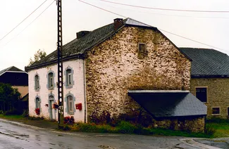 Photographie de la façade avant et de la façade latérale droite de La Blanche Maison produite par le Centre de Documentation de l'Agence wallonne du Patrimoine © SPW / AWaP