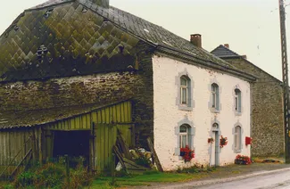 Photographie de la façade avant et de la façade latérale gauche de La Blanche Maison produite par le Centre de Documentation de l'Agence wallonne du Patrimoine © SPW / AWaP