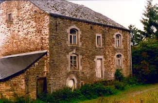 Photographie de la façade postérieure et de la façade latérale gauche de La Blanche Maison produite par le Centre de Documentation de l'Agence wallonne du Patrimoine © SPW / AWaP