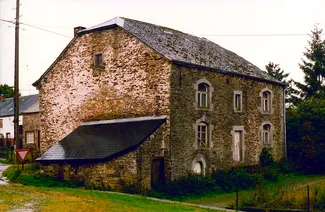 Autre photographie de la façade postérieure et de la façade latérale gauche de La Blanche Maison produite par le Centre de Documentation de l'Agence wallonne du Patrimoine © SPW / AWaP