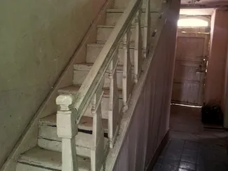 Escalier de chêne Louis XIV avec sa rampe à balustres Ⓒ 2025 CC BY-NC 4.0 Gilles Pirlot de Corbion