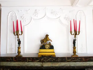 Le trumeau en stuc de cheminée, après sa restauration, comporte quinze motifs agencés de manière symétrique autour de moulures d’inspiration Louis XIV Ⓒ 2025 CC BY-NC 4.0 Gilles Pirlot de Corbion