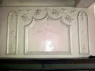Le trumeau en stuc de la belle salle est recouvert de nombreuses couches de peinture blanche Ⓒ 2025 CC BY-NC 4.0 Gilles Pirlot de Corbion