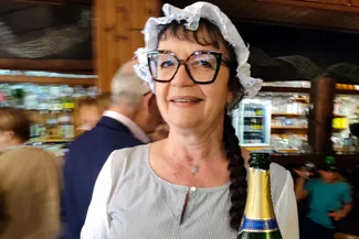 Quand Alexandra veille au grain, les invités ne manquent de rien. Ⓒ 2025 CC BY-NC 4.0 Didier Misson Alexandra veille à ce que les invités ne manquent de rien