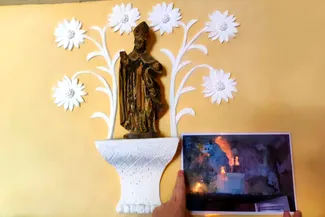 Un invité présente une photographie datant de 2011 qui permet d’apprécier la restauration du bouquet en stuc au-dessus de la porte de la chambre derrière le feu. Ⓒ 2025 CC BY-NC 4.0 Didier Misson Saisissant effet avant/après du bouquet en stuc au-dessus de la porte de la chambre derrière le feu