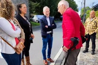 La Secrétaire communale et le Bourgmestre de La Roche-en-Ardenne sont accueillis par Gilles Pirlot de Corbion. Ⓒ 2025 CC BY-NC 4.0 Didier Misson Carine Devuyst et Jean-Pierre Dardenne sont accueillis par Gilles Pirlot de Corbion