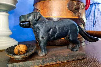 Casse-noix en fonte en forme de chien dans la cuisine de la Blanche Maison Ⓒ 2025 CC BY-NC 4.0 Didier Misson