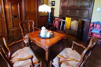Chambre derrière le feu de la Blanche Maison avec son poêle-colonne et un placard de taque, un aménagement typiquement ardennais Ⓒ 2025 CC BY-NC 4.0 Didier Misson