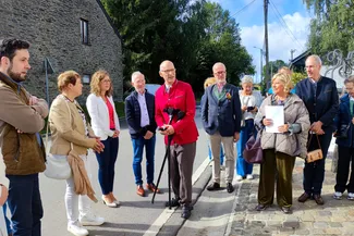 La Députée provinciale Coralie Bonnet retrouve d’autres personnalités devant la Blanche Maison. Ⓒ 2025 CC BY-NC 4.0 Didier Misson Sébastien Pierre, Christiane Collinet, Coralie Bonnet, Jean-Pierre Dardenne, Gilles Pirlot de Corbion, Hubert de Biolley, Martine Delvoye, Emmanuel et Sabine Rogman avec d'autres invités devant la Blanche Maison