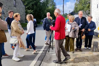 Christophe Thiry, auprès Christiane Collinet et Coralie Bonnet, est accueilli par Gilles Pirlot de Corbion. Ⓒ 2025 CC BY-NC 4.0 Didier Misson Gilles Pirlot de Corbion accueille Christophe Thiry, journaliste à TV Lux