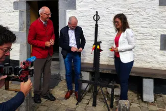 La Députée provinciale Coralie Bonnet et Gilles Pirlot de Corbion échangent quelques mots au terme de l’inauguration. Ⓒ 2025 CC BY-NC 4.0 Didier Misson Échange entre Coralie Bonnet et Gilles Pirlot de Corbion au terme la partie protocolaire de l’inauguration
