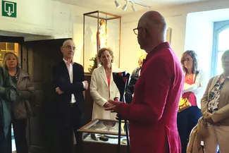 Les invités sont attentifs dans la salle Saint-Hubert de la Blanche Maison. Ⓒ 2025 CC BY-NC 4.0 Didier Misson Martine Delvoye, Michel Francard, une invitée, Coralie Bonnet et Christiane Collinet écoutent Gilles Pirlot de Corbion dans la salle Saint-Hubert de la Blanche Maison