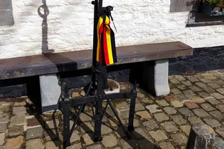 Posée devant l’entrée de la Blanche Maison, la crémaillère du XVIIIe siècle est enrubannée aux couleurs de la Belgique Ⓒ 2025 CC BY-NC 4.0 Didier Misson