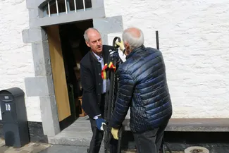 Pendre la crémaillère, une expression qui prend tout son sens lors de l’inauguration officielle de la Blanche Maison. Ⓒ 2025 CC BY-NC 4.0 Didier Misson Emmanuel Rogman et Jacques Wanlin procèdent au déplacement de la crémaillère vers la cuisine