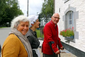 Anne-Catherine Pirlot de Corbion, Jennifer Sonck et Gilles Pirlot de Corbion sur le seuil de la Blanche Maison Ⓒ 2025 CC BY-NC 4.0 Didier Misson