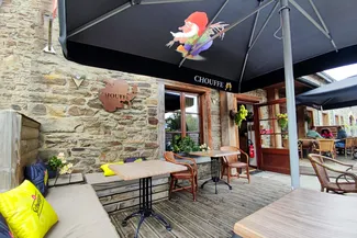 La taverne ardennaise Le Rustique propose un vaste choix de bières disponibles au fût et en bouteille. Ⓒ 2025 CC BY-NC 4.0 Didier Misson Terrasse et entrée de la taverne ardennaise Le Rustique