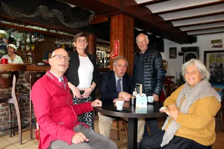 À la fin de la réception, Gilles Pirlot de Corbion a enfin pu s’asseoir avec des membres de sa famille et des amis. Ⓒ 2025 CC BY-NC 4.0 Didier Misson Gilles Pirlot de Corbion, Béatrice Pinson, Dominique Pirlot de Corbion, Jacques Wanlin et Anne-Catherine Pirlot de Corbion