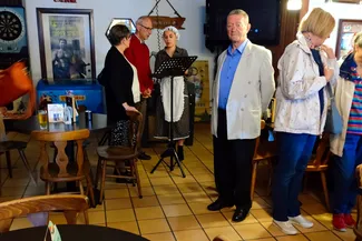 À son arrivée à la taverne Le Rustique à Nisramont, Gilles Pirlot de Corbion vérifie le bon fonctionnement du micro. Ⓒ 2025 CC BY-NC 4.0 Didier Misson Jennifer Sonck, la fille de la patronne des lieux, explique à Gilles Pirlot de Corbion le fonctionnement du micro