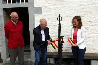 En présence de Gilles Pirlot de Corbion, Coralie Bonnet et Jean-Pierre Dardenne inaugurent officiellement la Blanche Maison. Ⓒ 2025 CC BY-NC 4.0 Didier Misson Coralie Bonnet et Jean-Pierre Dardenne inaugurent officiellement la Blanche Maison le 13 septembre 2025 à Nisramont