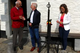 L’ambiance est conviviale lors de cet événement protocolaire. Ⓒ 2025 CC BY-NC 4.0 Didier Misson Le Bourgmestre de La Roche-en-Ardenne rend les ciseaux de l’inauguration à Gilles Pirlot de Corbion