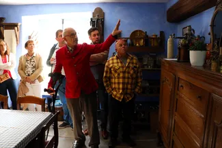 Les invités à l'inauguration officielle de la Blanche Maison découvrent la cuisine. Ⓒ 2025 CC BY-NC 4.0 Didier Misson Coralie Bonnet, Christiane Collinet, Jean-Michel Bodelet, Sébastien Pierre et Theo Wierenga découvrent la cuisine de la Blanche Maison présentée par Gilles Pirlot de Corbion