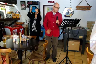 Gilles Pirlot de Corbion entame son discours à la taverne ardennaise. Ⓒ 2025 CC BY-NC 4.0 Didier Misson Gilles Pirlot de Corbion prononce son discours à la taverne ardennaise Le Rustique à Nisramont
