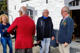Le Président et un administrateur de la Fondation La Blanche Maison accueillent les invités devant l'entrée. Ⓒ 2025 CC BY-NC 4.0 Didier Misson Gilles Pirlot de Corbion et Hubert de Biolley s'entretiennent avec les invités à l'inauguration
