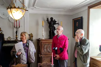 Gilles Pirlot de Corbion présente la belle salle de la Blanche Maison. Ⓒ 2025 CC BY-NC 4.0 Didier Misson Martine Delvoye, Gilles Pirlot de Corbion et Jean-Marie Brandeleer dans la belle salle de la Blanche Maison