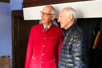 Devant la cheminée de la cuisine, Gilles Pirlot de Corbion et Jacques Wanlin prennent la pose le temps d'une photographie. Ⓒ 2025 CC BY-NC 4.0 Didier Misson Gilles Pirlot de Corbion et Jacques Wanlin devant la cheminée de la cuisine de la Blanche Maison
