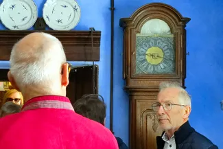 Jean-Pierre Dardenne, Bourgmestre de La Roche-en-Ardenne, écoute attentivement les explications de Gilles Pirlot de Corbion dans la cuisine de la Blanche Maison. Ⓒ 2025 CC BY-NC 4.0 Didier Misson Jean-Pierre Dardenne attentif aux explications de Gilles Pirlot de Corbion dans la cuisine de la Blanche Maison