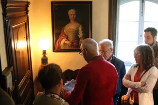 Gilles Pirlot de Corbion montre aux invités des photographies de la Blanche Maison en 2011 lors de son acquisition. Ⓒ 2025 CC BY-NC 4.0 Didier Misson Gilles Pirlot de Corbion montre des photographies de la Blanche Maison en 2011 à Christiane Collinet, Jean-Pierre Dardenne, Coralie Bonnet et Sébastien Pierre